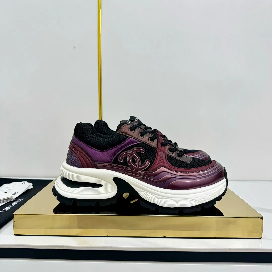 👟👟Ex-factory price 680👟👟 Upgraded version, upgraded version, upgraded version! No rebuttal accepted! ! ! ! Chanel Chanel panda shoes! 2025 counter's top casual sports shoes. This classic design; the upper is electro-embroidered with a variety of techniques; the outsole is fashionable and sporty; the unusual inclusion of a variety of color matching elements... The diversified mix and match is very good-looking and versatile, and can be used for leisure, fashion, sports, and outdoor... ꫛꫀꪝ Go➫ Materials: ❶Upper made of: original imported first-layer silk cowhide + original waterproof cloth + original first-layer cowhide ❷Inner lining: Original Yangli+Net ❸Outsole based on: Original TPU combination outsole Counter boutique packaging complete set for women 35–41 👉 👉 👉 👉